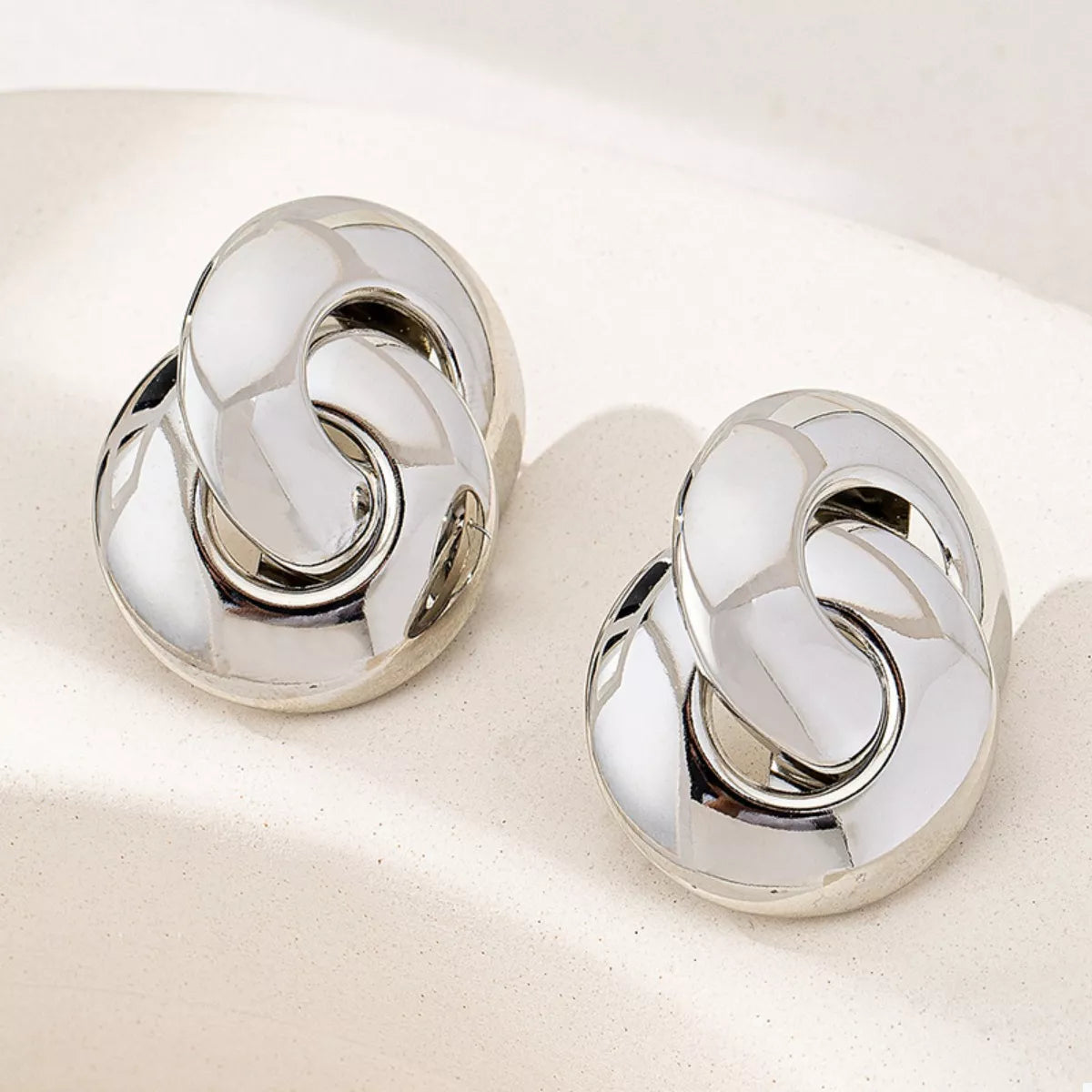 🎁 Chunky Knot Stud Earrings (100% off)