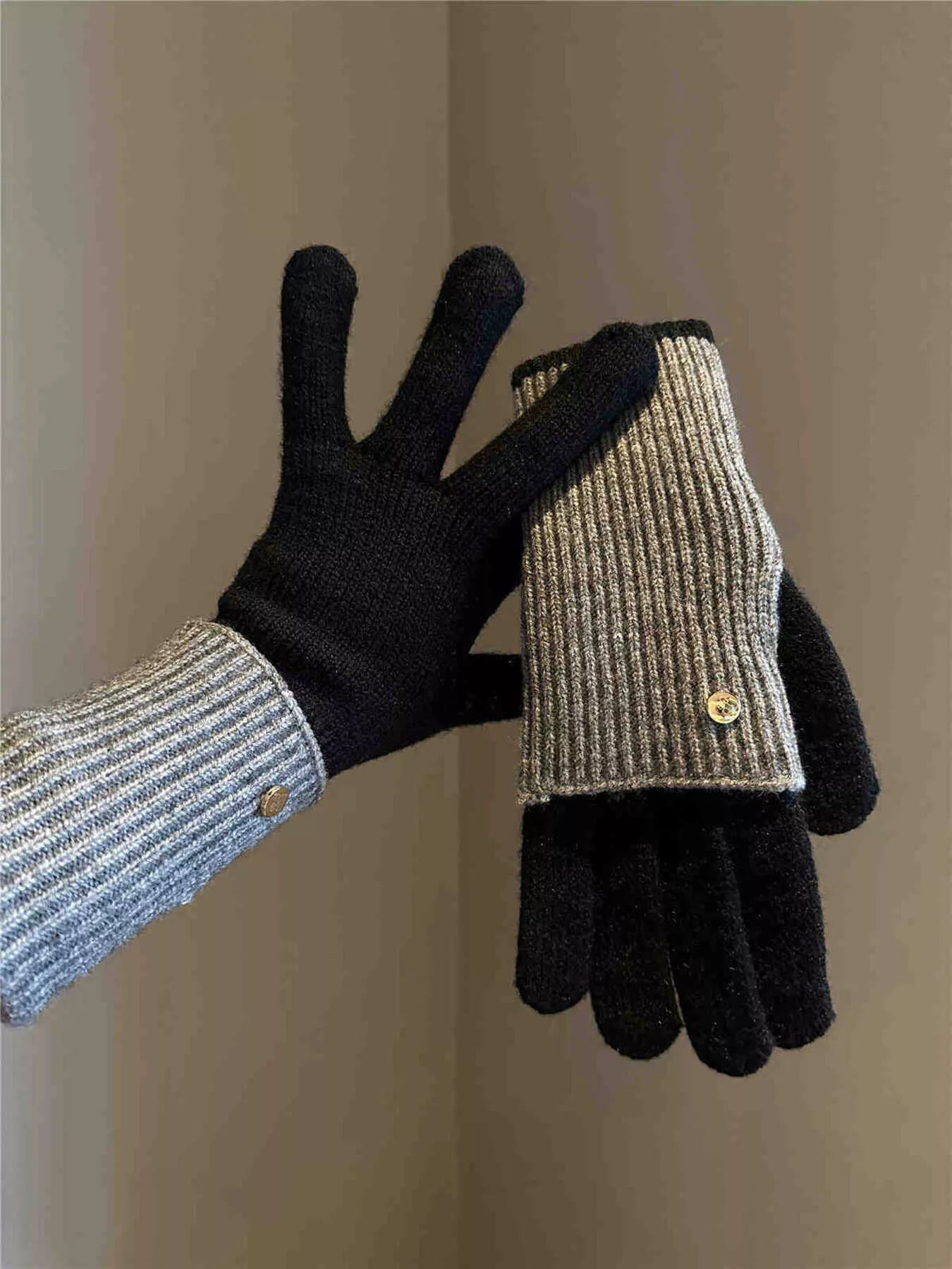 Two-Tone Knitted Gloves