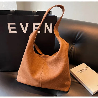 Everyday bucket hobo bag for work and commuting
