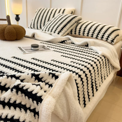 Sherpa throw blanket, view 8