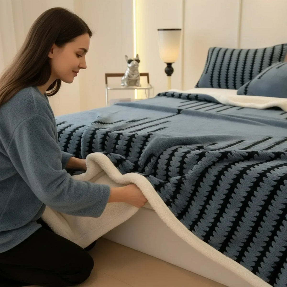 Sherpa throw blanket, view 7