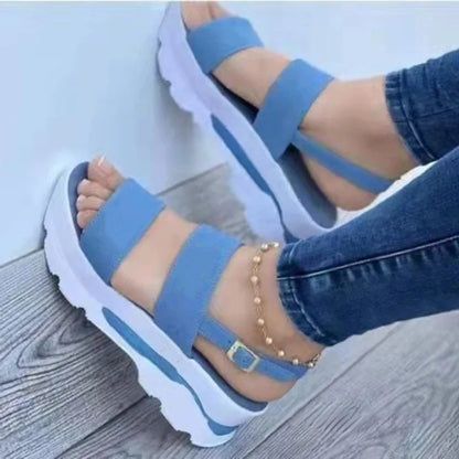 Buckle strap sandals in blue