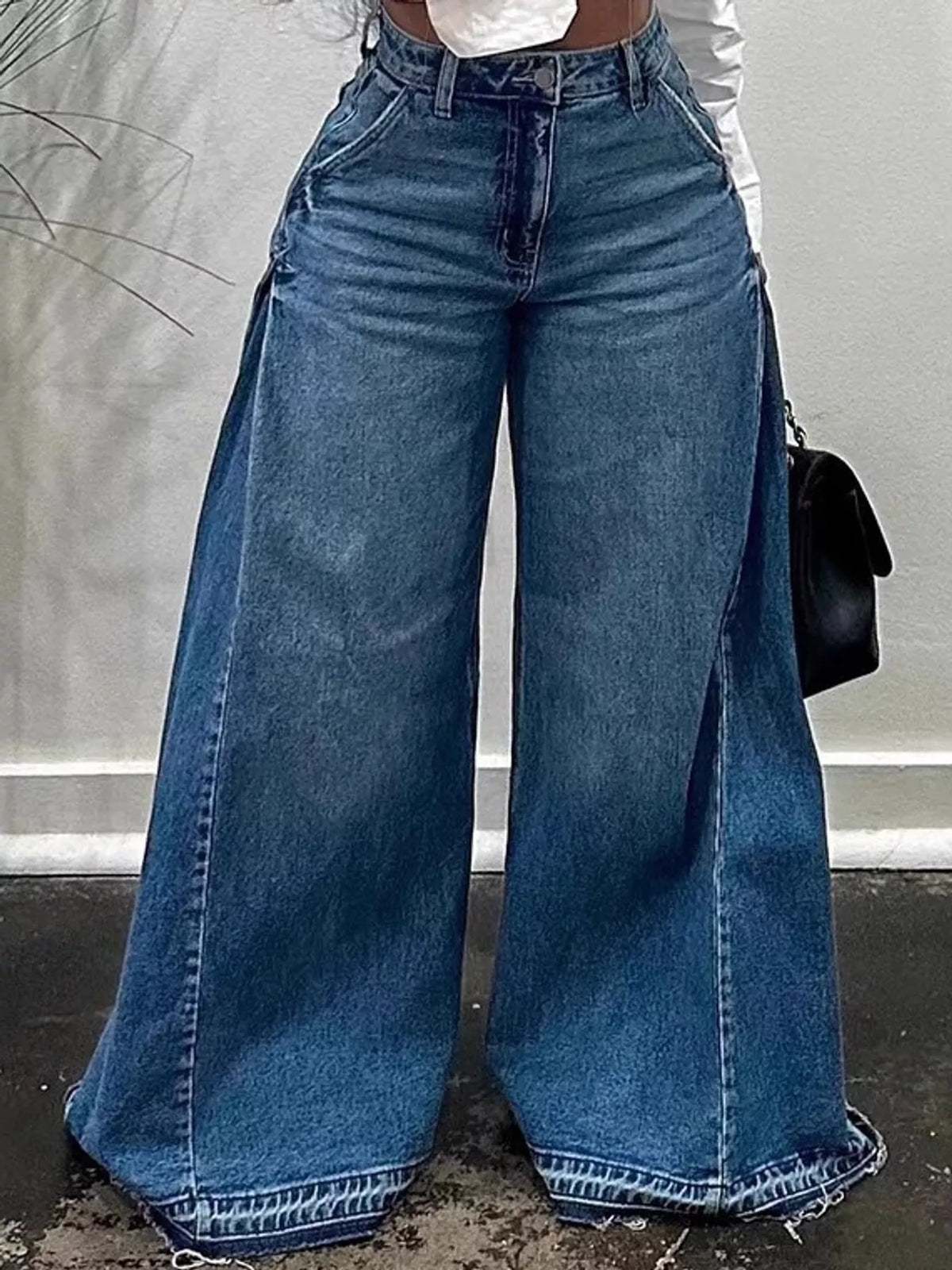 Washed wide-leg jeans for plus sizes in blue or black