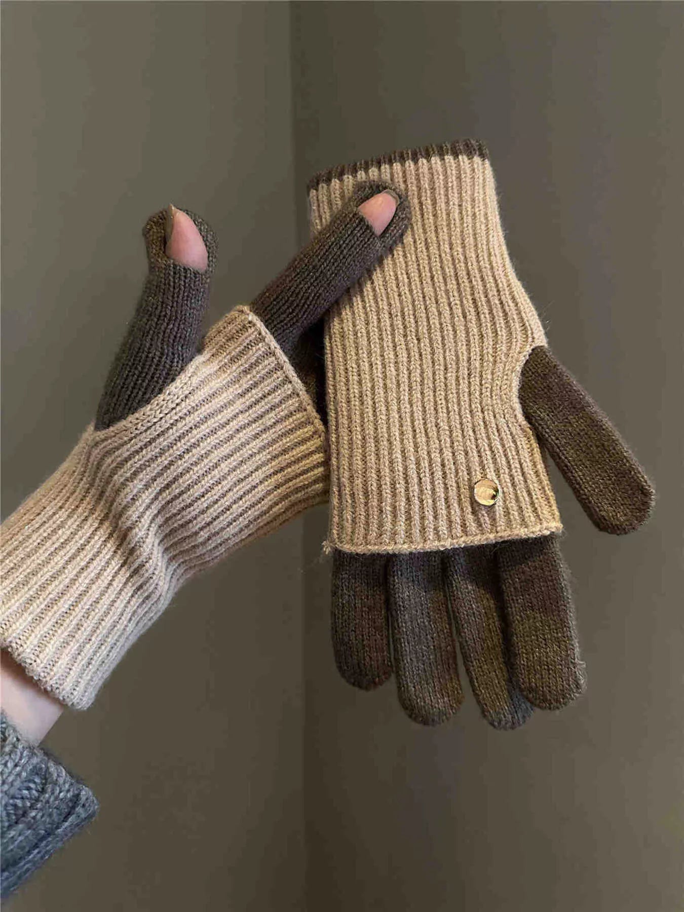 Two-Tone Knitted Gloves